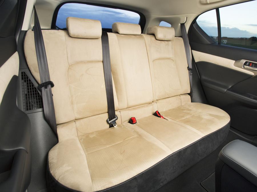  Lexus CT200h 2014 года  (UK) (фото 11 из 19)